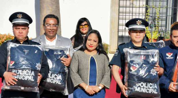 Lupita Daniel entrega  uniformes a elementos de SSPSVB Cuautlancingo