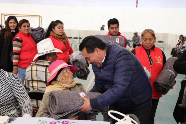 Entrega DIF de Ocoyucan cobijas a abuelitos