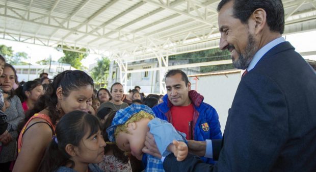 Inaugura Esparza Ortiz nuevo edificio y cancha techada en la preparatoria Cuetzalan