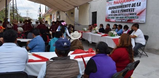 Inaugura alcalde de Ixcaquixtla calle pavimentada