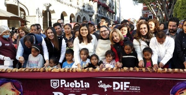 Realiza Ayuntamiento en el Zócalo la tradicional partida de Rosca de Reyes 2020