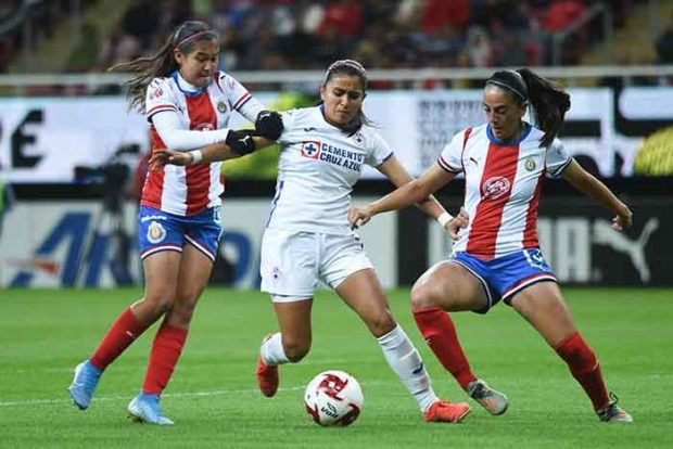 Chivas y cruzazulinas empatan a 2 en juego de dudas