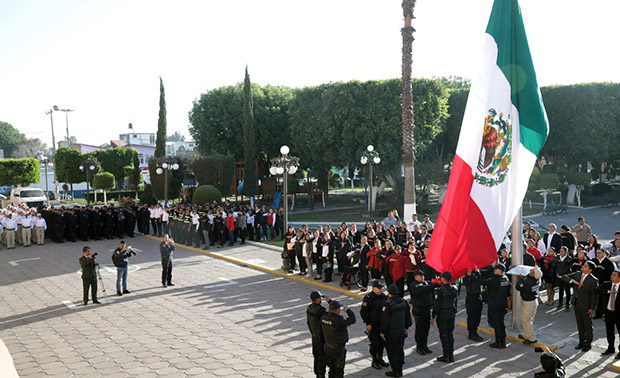 Honrar a la bandera no debe ser solo un acto protocolario: Karina Pérez Popoca
