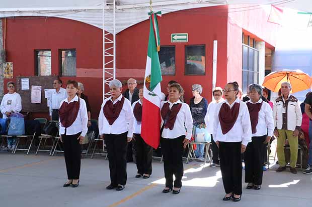 Conmemoran en Casa del Abue a la bandera mexicana
