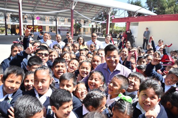 Entregó Antonio Teutli domo de primaria de la junta auxiliar de Mihuacán