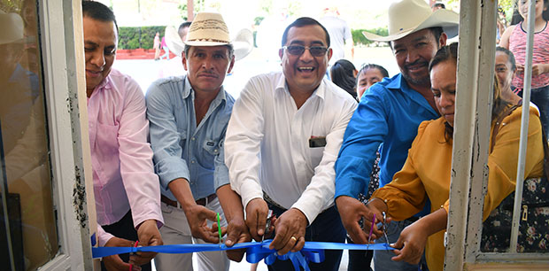 Alcalde de Ahuatempan remodela aulas