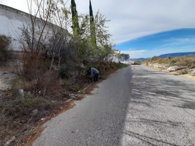 Ayuntamiento de Atexcal limpia carretera a Tehuacán