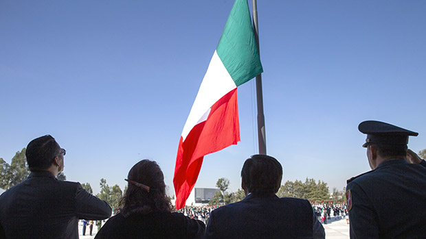 La bandera, símbolo de la unidad nacional y actualmente de la paz, destaca el Gobernador Barbosa
