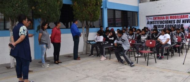 Alcalde de Ixcaquixtla entrega mobiliario a bachilleratos