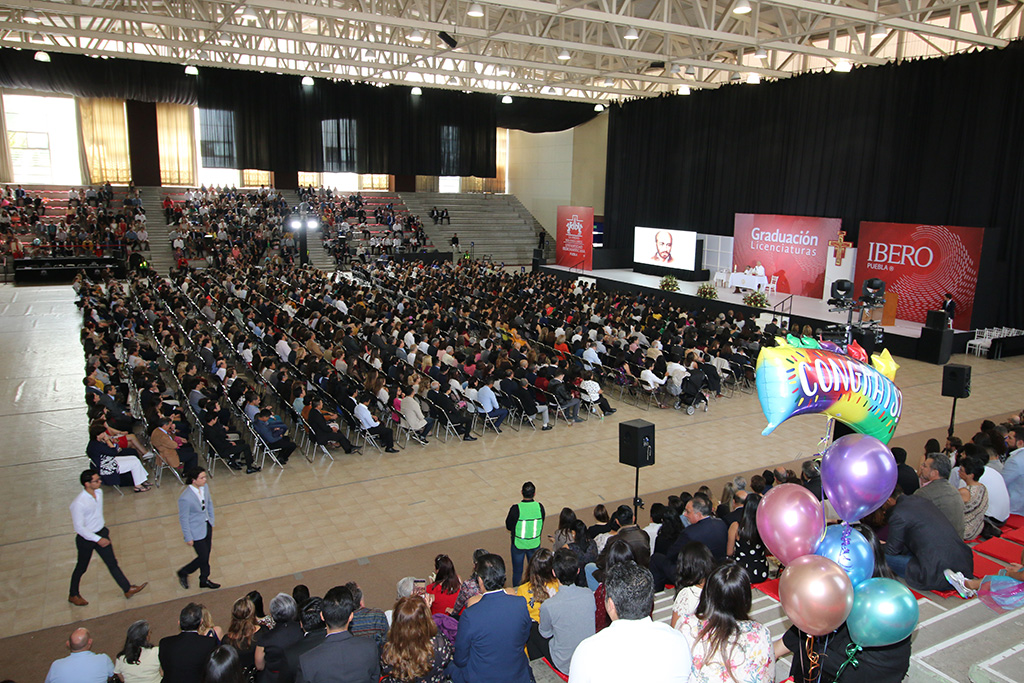 “Hoy salen para servir”: Se gradúan estudiantes de licenciatura en IBERO Puebla
