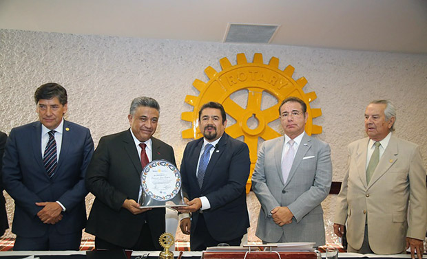Entrega Club Rotario Puebla industrial reconocimiento Francisco José Romero Serrano