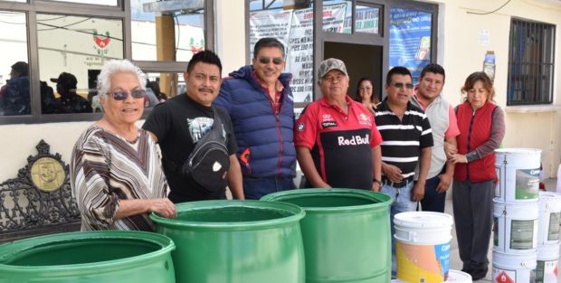 Apoyan a escuelas en Ixcaquixtla