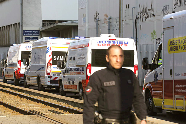 Omiten contabilizar las muertes en casas y residencias por COVID-19 en Francia