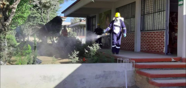 Desinfectan escuela en Libres