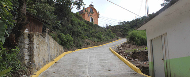 Agradecen obra de pavimentación en Huitzilan