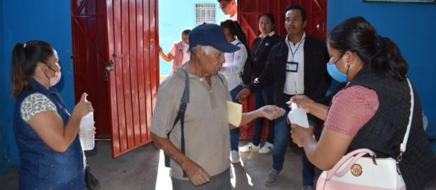 Apoya edil de Ixcaquixtla en la entrega de programas a adultos mayores