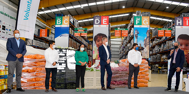 Lupita Daniel, agradece la aportación de la empresa VW, para las familias que viven en la periferia de la planta armadora