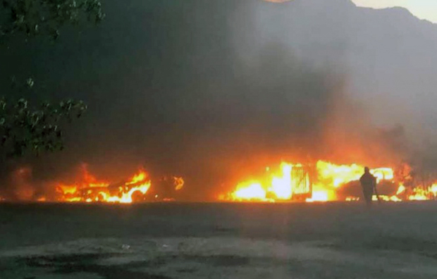 Fuego arrasa con casas y autos en Hidalgo por incendio forestal