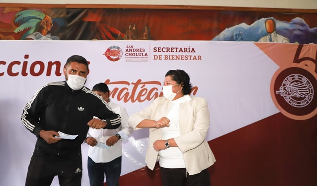 Karina Pérez Popoca entrega apoyos económicos y despensas a entrenadores deportivos