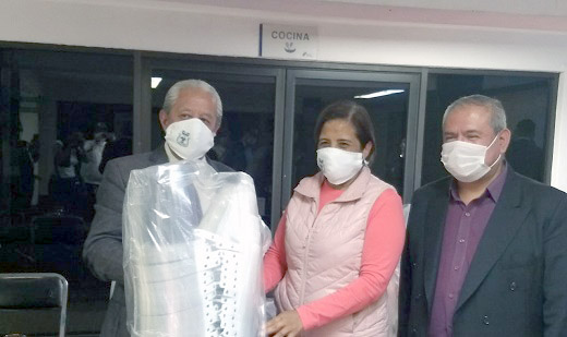 Virginia Meza Cruz entrega kits de protección para personal de salud del ISSSTEP