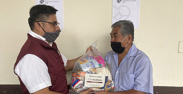 Reciben empacadores de la tercera edad paquetes alimentarios del SEDIF