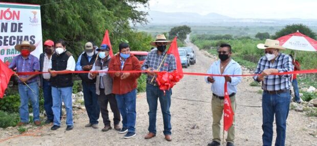Inauguran cuatro obras y dan inicio a otra en Ixcaquixtla