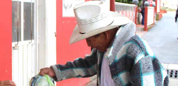 En vez de regresar al pueblo su dinero en apoyos, el gobierno se olvida de él