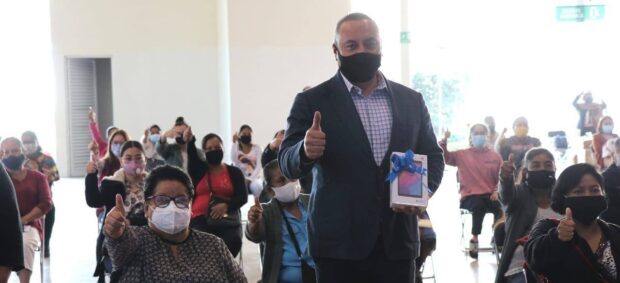 Entrega edil atlixquense tabletas a mujeres microempresarias