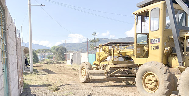 Emparejan calles en la colonia Manuel Serrano