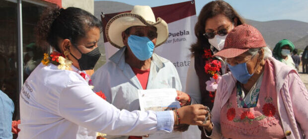 Entregan SEDIF y Bienestar viviendas en San Juan Zacabasco