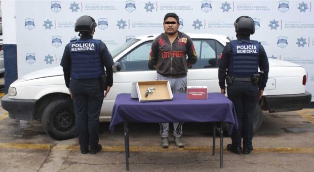 Atrapan municipales a vendedor de armas