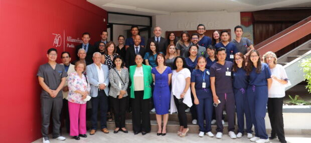 ISSSTEP y Alianza Francesa firman convenio para profesionalización de médicos