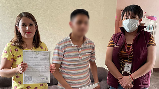 SEDIF entrega CURP y acta de nacimiento en Braille a adolescente de Teziutlán