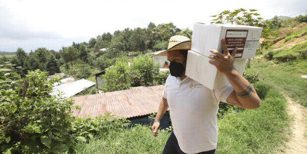 Comunidades indígenas de la Sierra Norte reciben apoyos alimentarios del SEDIF
