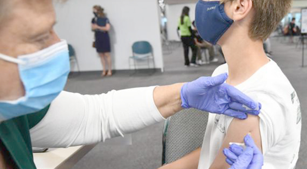 De 12 millones de vacunas COVID reportan 275 inflamaciones de corazón en jóvenes en EU