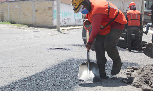 Mantiene Ayuntamiento de Puebla trabajos de bacheo en diferentes vialidades del municipio