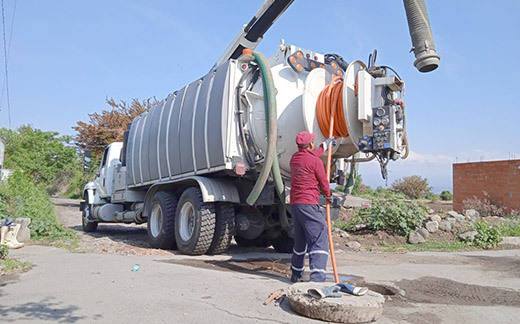 Para evitar inundaciones, CEASPUE desazolva drenajes en Huaquechula