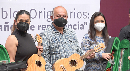 Entrega Cultura instrumentos musicales huapangueros a 12 municipios