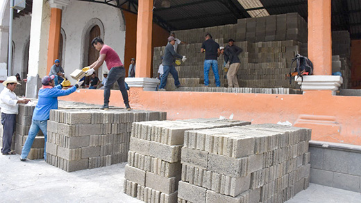 Ayuntamiento de Huitzilan entrega apoyos con “muros dignos”