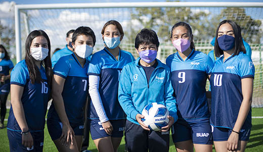 Con la tradicional patada de apertura, la Rectora Lilia Cedillo inaugura la cancha 5 de fútbol soccer