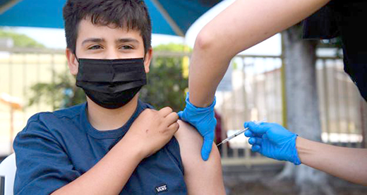 Juez ordena al Gobierno vacunar a menores de 18 años contra Covid-19