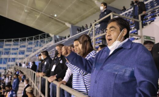 En el Cuauhtémoc, Barbosa Huerta convive con grupos de animación del Club Puebla