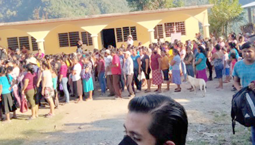 Habitantes de Tecpatlán se reúnen con el presidente municipal