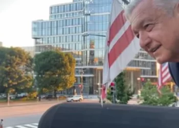 AMLO habló a migrantes desde el balcón de hotel en Washington