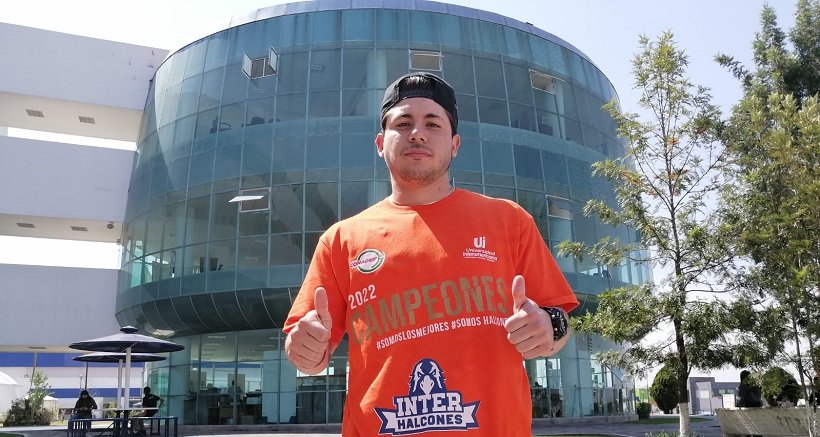 Gran año para Roberto Flores, pitcher de los Halcones de la Universidad Interamericana