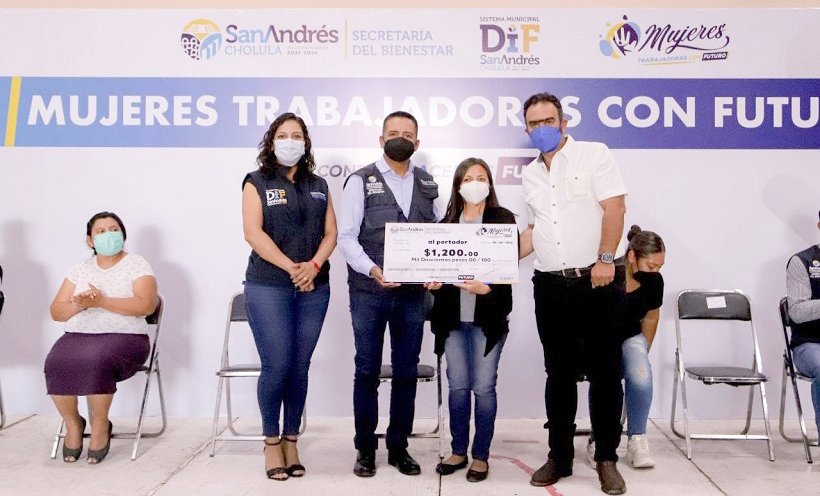 Entrega Mundo Tlatehui 300 apoyos económicos del programa “Mujeres Trabajadoras con Futuro”