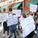 Marchan ambulantes sobre la 5 de Mayo en demanda de que se les permita vender en la vialidad