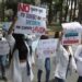 “No es falta de vocación, es falta de seguridad”: médicos pasantes marchan en CDMX para exigir seguridad