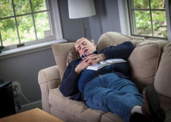Siestas recurrentes podrían ser señal de enfermedades graves, advierte un estudio