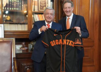 Presidente recibe en Palacio Nacional a directivos de equipos y Grandes Ligas de Béisbol